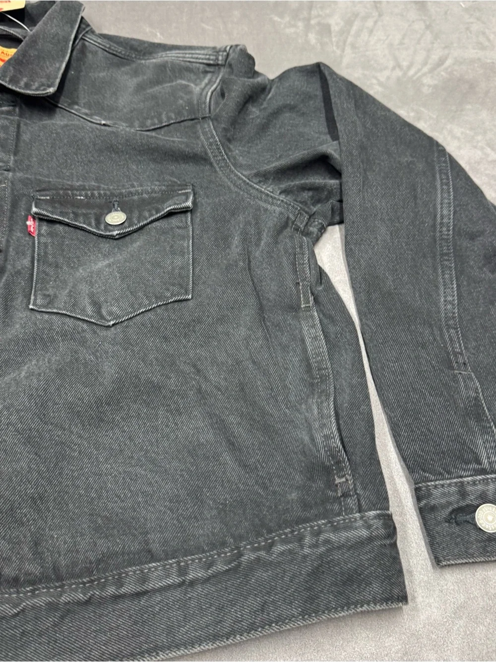 Levi's Black Denim Trucker Jacket with Button Front relaxed fit men’s size M